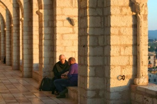 Giovane e frate sul porticato Assisi