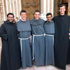 Après la cérémonie, nos trois novices (au centre) devant la basilique Saint François.