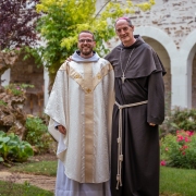 fr. Jérémie-Marie avec Mgr. Bustillo dans le cloître du couvent après l'ordination